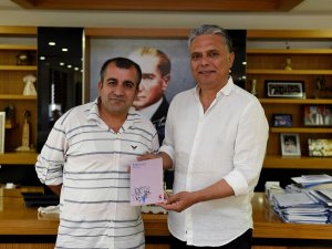 İmzalı kitabını Başkan Uysal’a hediye etti