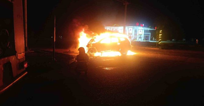 Kaza yapan araç alevlere teslim oldu