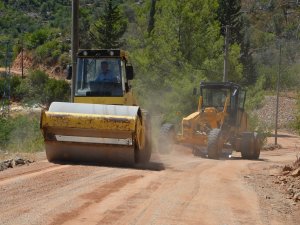 Alanya Mahmutseydi’de alt yapısı biten yola asfalt