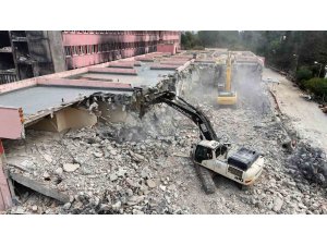 Yangında kullanılamaz hale gelen hastane, 3 yılın ardından yıkılmaya başlandı