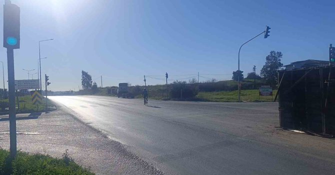 Antalya’da muz yüklü kamyonun kasası yola savruldu