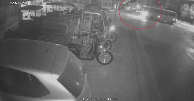 Kaza yapan otel servisi, park halindeki araçların üzerine devrildi