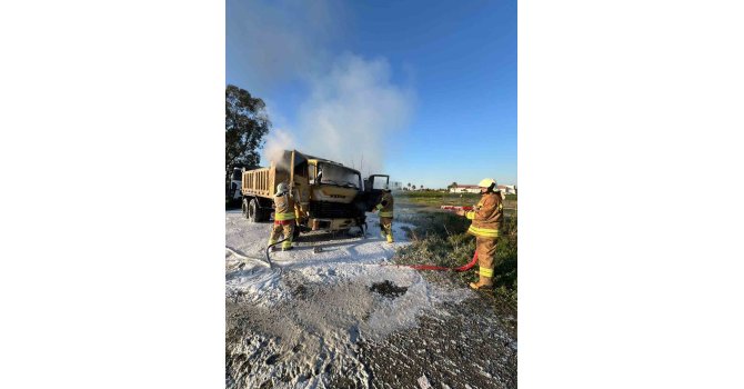Arsuz’da kamyonet alevlere teslim oldu