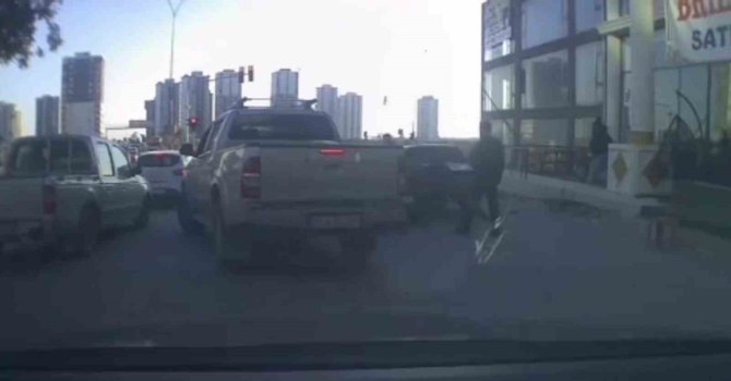 Trafikte tartıştıkları kişinin aracına sopa ve sandalyelerle saldırdılar