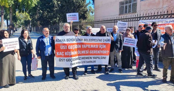 Üst geçit isteyen mahalleli eylem yapıp belediyeye tepki gösterdi