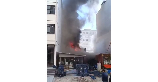 Kahramanmaraş’ta manavda çıkan yangını itfaiye söndürdü