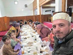 Silifke’de çocuklar iftarını camide açtı