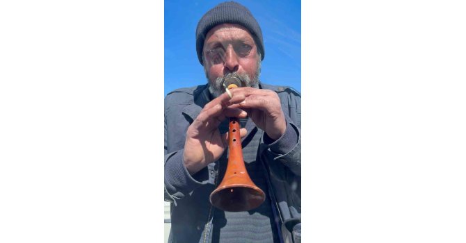 Zurnayı dayadı, para istedi