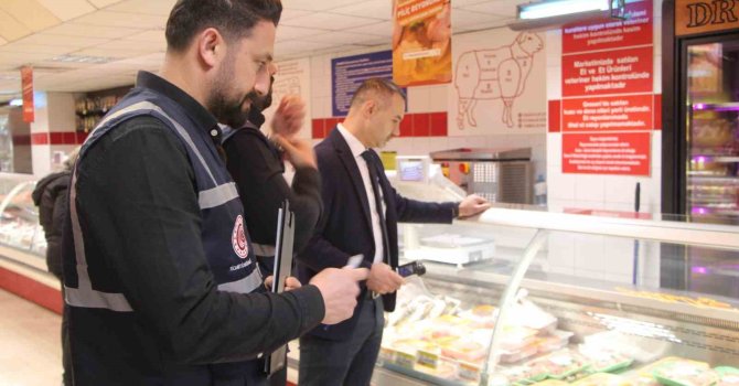 Adana’da Ramazan Bayramı öncesi marketlerde fiyat ve etiket denetimi yapıldı
