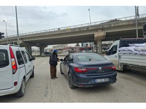 Zabıta operasyonuyla yakalanan dilencilerin üzerinde 4 bin TL’yi bulan para ele geçirildi