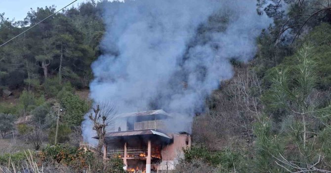 Ormanlık alandaki yayla evi yanarak kullanılmaz hale geldi