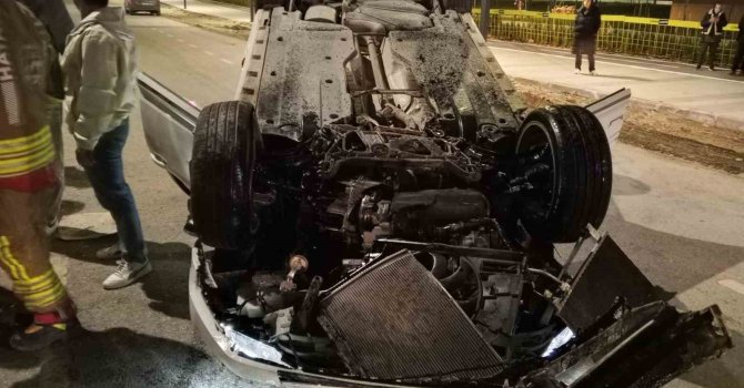 Motosiklete çarpan otomobil takla atarak ters döndü: 2 yaralı