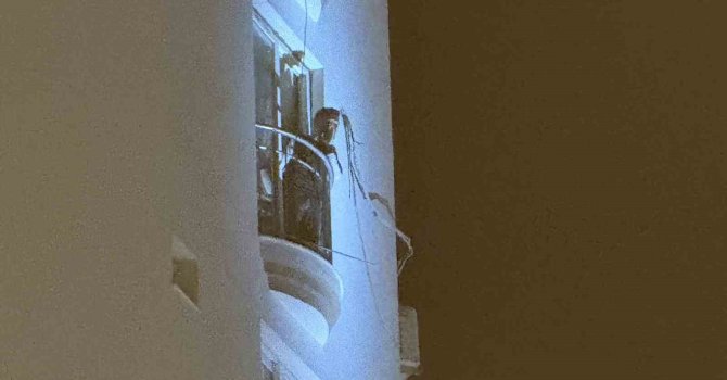 Adana’da bir genç elindeki kolonya şişesiyle dehşet saçtı: "Kendimi ve evi yakacağım"