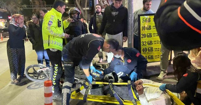 Aniden duran otomobile motosiklet çarptı: 1 yaralı