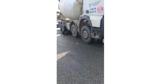 Beton mikserinin altında kalan motosikletli feci şekilde can verdi
