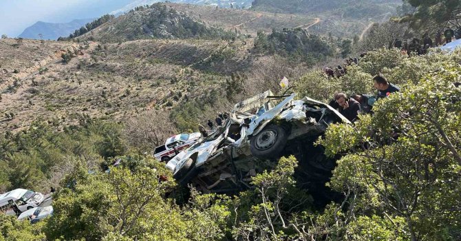 Mersin’de işçi servisi uçuruma yuvarlandı: 3 ölü 11 yaralı