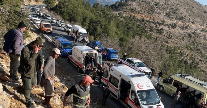 Mersin’de işçi servisi uçurumdan yuvarlandı: Ölü ve çok sayıda yaralı var