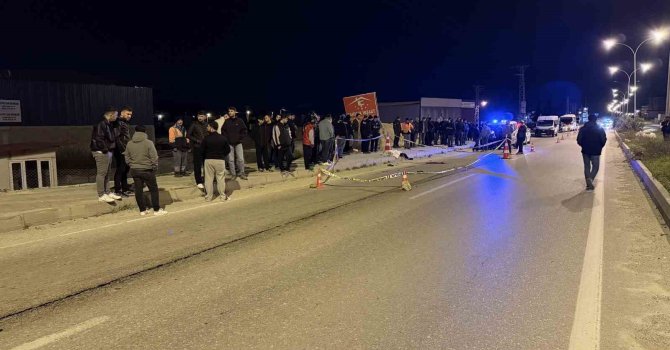 Adana’da belediye otobüsüyle çarpışan motosiklet sürücüsü genç, hayatını kaybetti