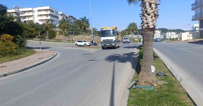 Kazaya karışan otomobilin palmiyeye çarpma anı kamerada