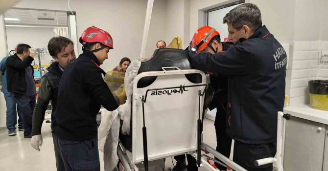 Göğüs boşluğuna demir saplanan hastanın ameliyatına itfaiye girdi