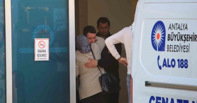 Antalya’da bariyerlere çarpan motosikletli hayatını kaybetti