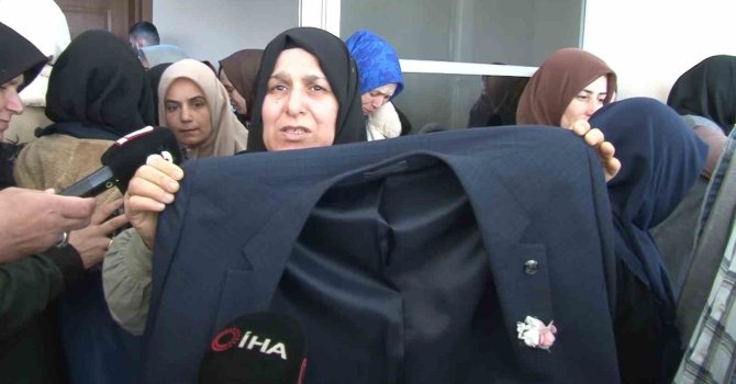 Tabutunun üzerine damatlığı konuldu: İran’da hayatını kaybeden tır şoförü son yolculuğuna uğurlandı
