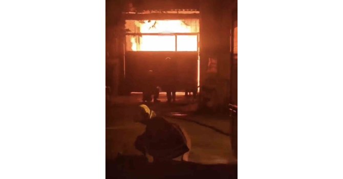 Adana’da mobilya atölyesinde yangın çıktı