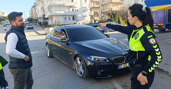 Manavgat’ta park halindeki otomobile çarpan motosikletli yaralandı