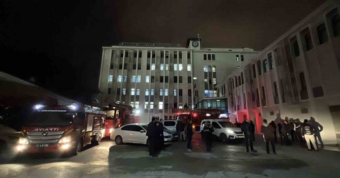 Mersin’de emniyetin ek binasında çıkan yangın büyümeden söndürüldü