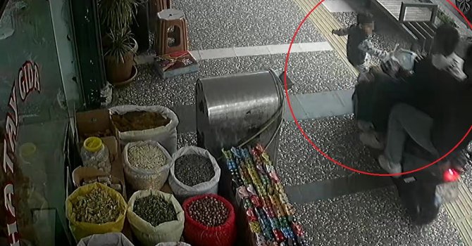 İş yerinden fırlayan 5 yaşındaki çocuğun ölümden döndüğü kaza anları güvenlik kamerasına yansıdı