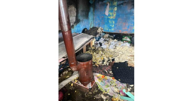 Sobadan sıçrayan kıvılcımlar evi ve çadırı alevlere teslim etti