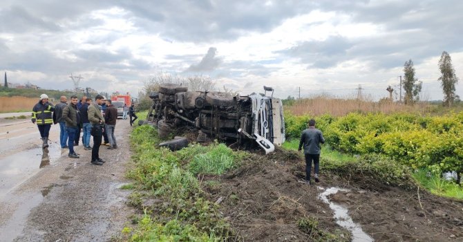 Devrilen tankerden litrelerce akaryakıt portakal bahçesine aktı