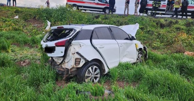 Tarlaya uçarak hurdaya dönen otomobildeki 2 kişi yaralandı
