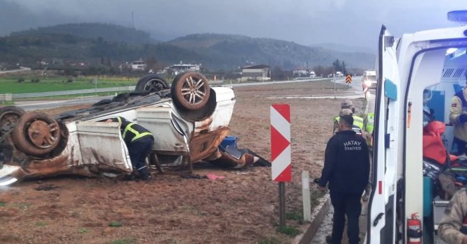 Takla atan otomobildeki 2 kişi yaralandı
