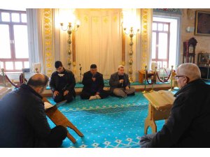 Görme engelli üç hafız Ramazan boyunca mukabele okuyor