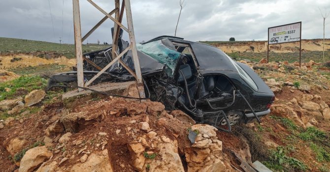 Aydınlatma direğine çarpan otomobilin sürücüsü öldü