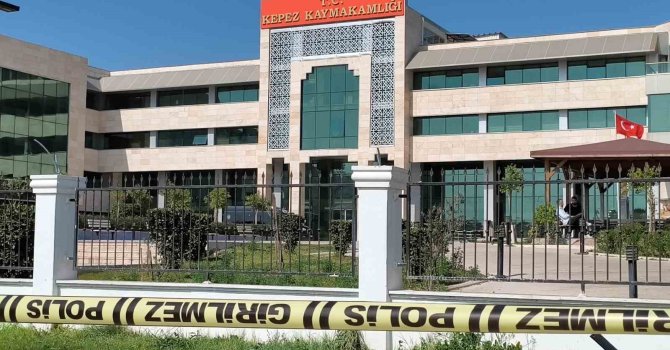 Antalya’da Kaymakamlık binasında ateş açtı, kendisini odaya kilitledi