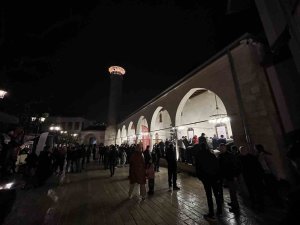 Depremin ardından yeniden inşa edilen Habibi Neccar Camii, Kadir Gecesi’nde vatandaşların akınına uğradı