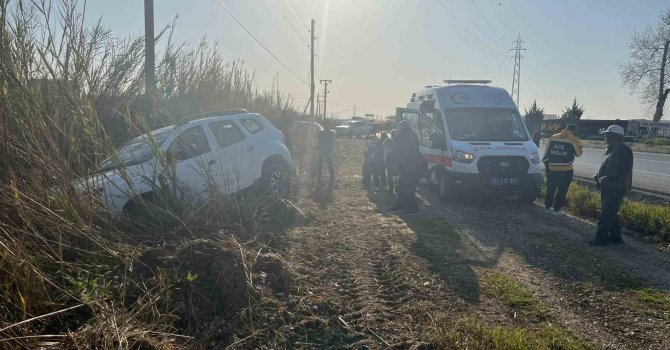 Manavgat’ta otomobil tarlaya uçtu, sürücü kazayı burnu bile kanamadan atlattı