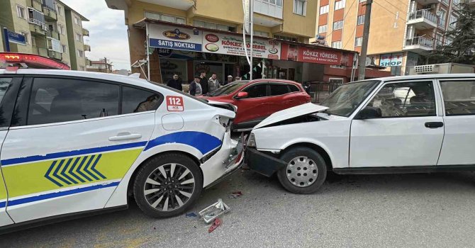 Yayaya yol veren polis aracına Tofaş otomobil arkadan çarptı