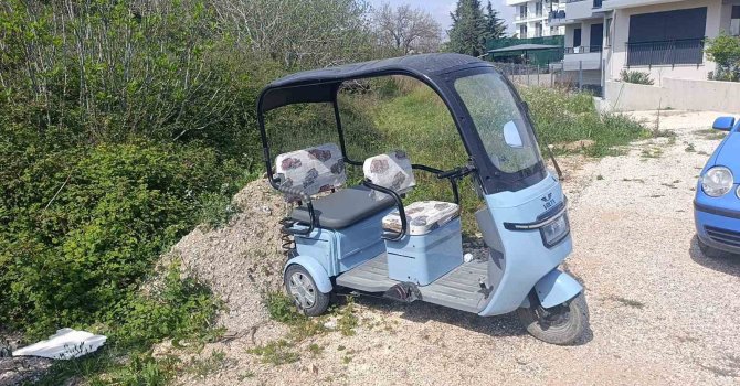 Park halindeki otomobil yola çıkarken elektrikli bisiklete çarptı