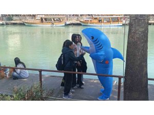 Vatandaşları eğlendirmek için köpek balığı kostümüyle Manavgat sokaklarında dolaşıyor