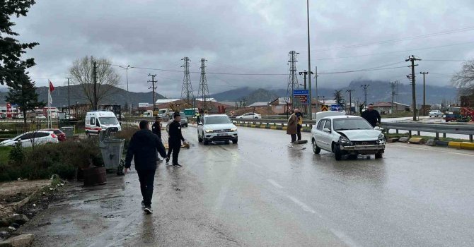 Eğirdir’de otomobil bariyerlere çarptı: 1 yaralı