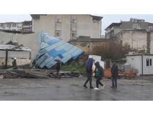 Fırtına direkleri devirdi, 2 araç zarar gördü