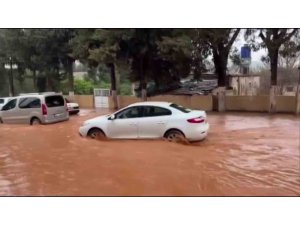 Hatay’da sağanak etkili oldu: Yollar göle döndü, otelin oto parkını su bastı