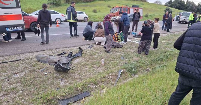 Bayram yolunda feci kaza: Otomobiller kafa kafaya çarpıştı, 7 kişi yaralandı