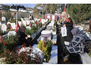 Deprem şehitliğinde hüzünlü bayram