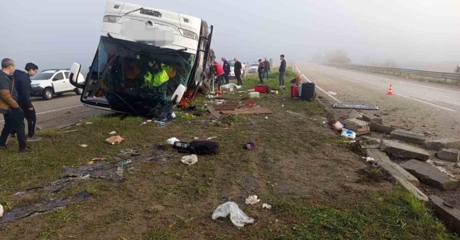 Kozan’da yolcu otobüsü devrildi: 2 ölü, 17 yaralı