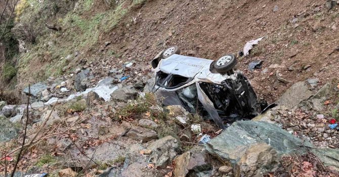 Bayram namazı yolunda kaza: Araç dereye uçtu, 1 kişi hayatını kaybetti