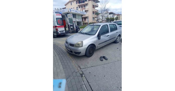 Dönüş yasağına uymayan otomobile motosiklet çarptı: 2 yaralı